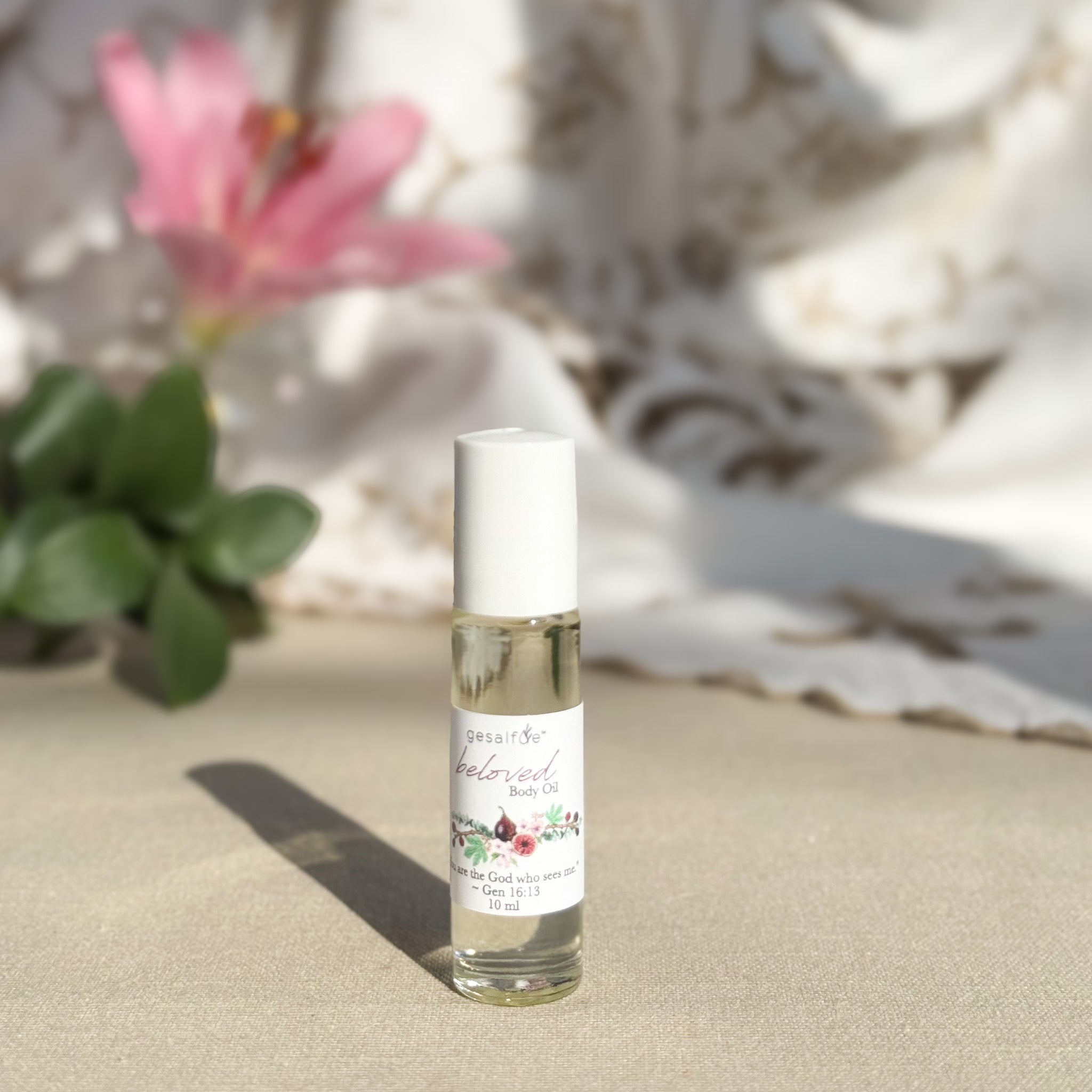 Small roll-on body oil with natural ingredients that can double up as a perfume for your handbag