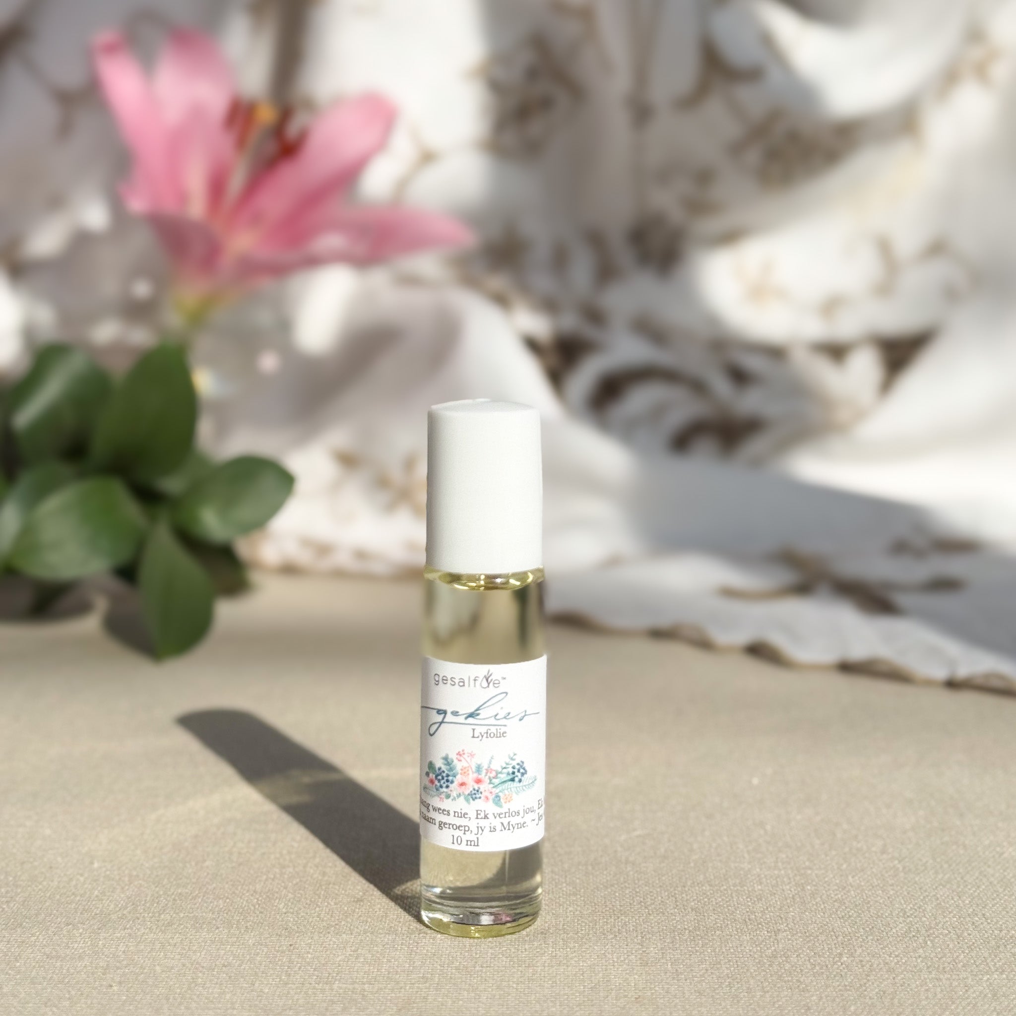 Small roll-on body oil with natural ingredients that can double up as a perfume for your handbag