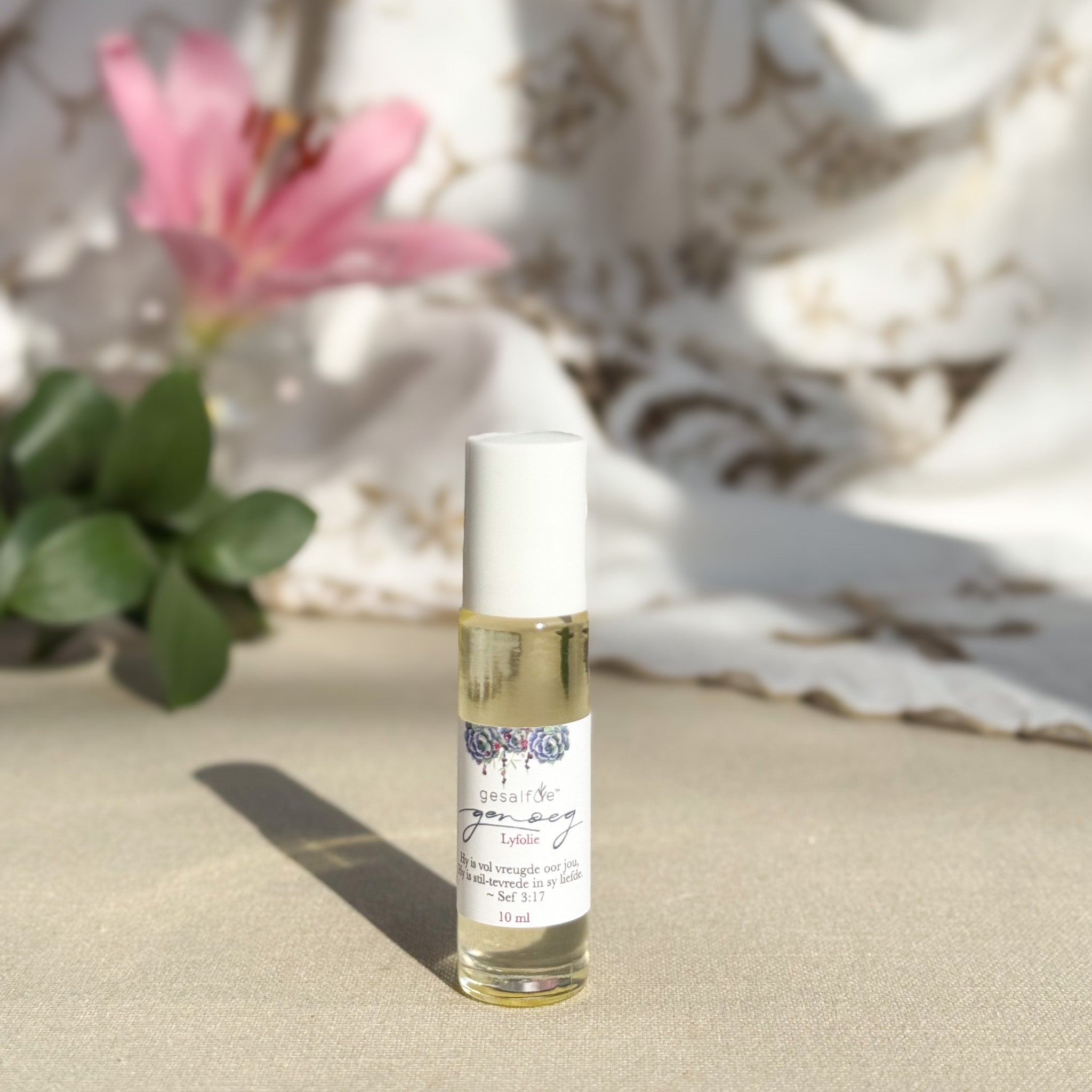 Small roll-on body oil with natural ingredients that can double up as a perfume for your handbag