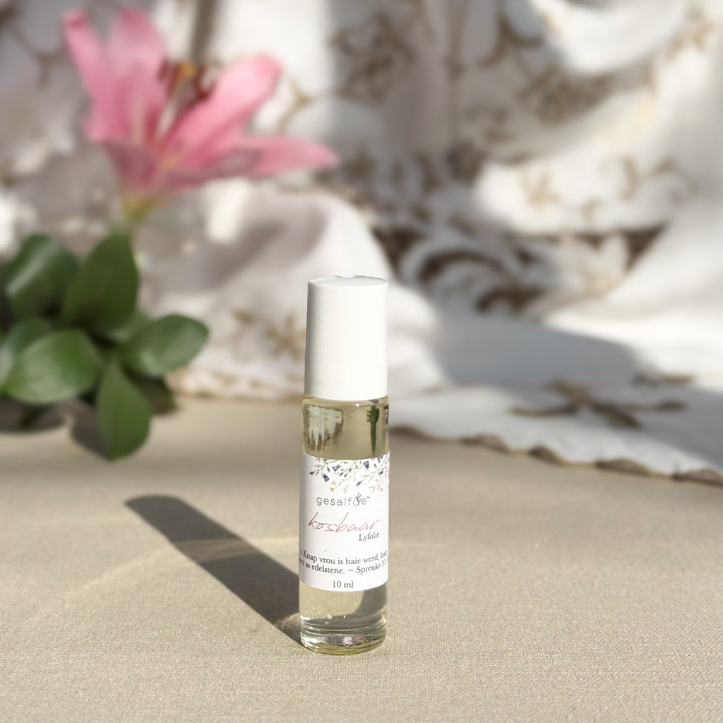 Small roll-on body oil with natural ingredients that can double up as a perfume for your handbag
