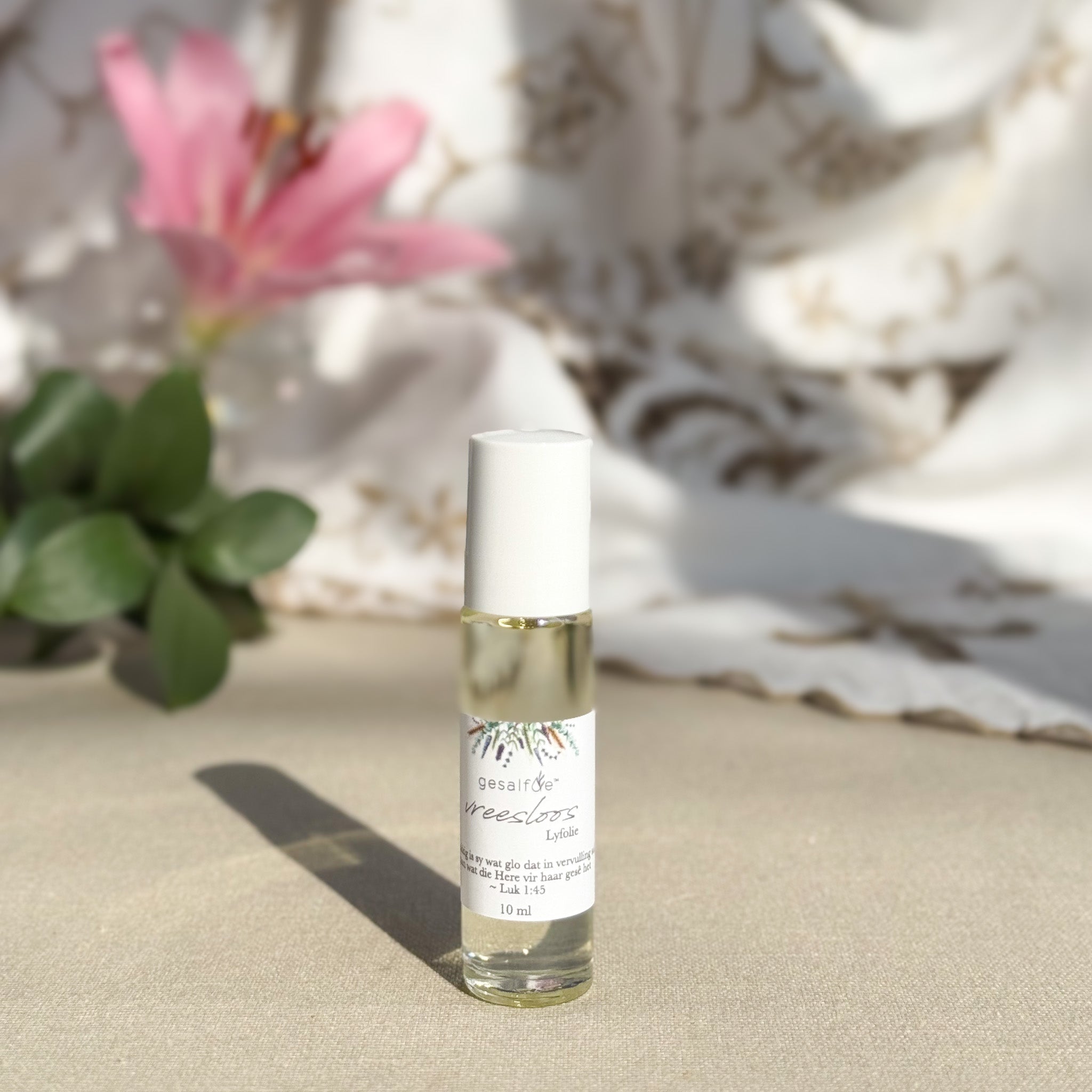 Small roll-on body oil with natural ingredients that can double up as a perfume for your handbag