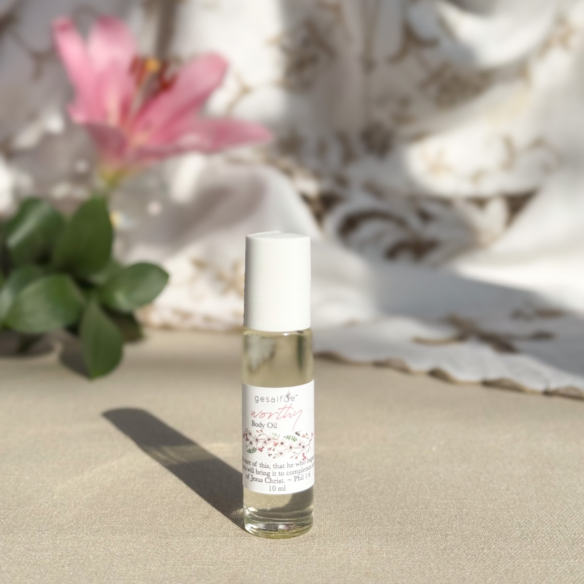 Small roll-on body oil with natural ingredients that can double up as a perfume for your handbag