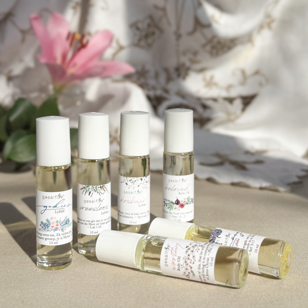 Small roll-on body oil with natural ingredients that can double up as a perfume for your handbag