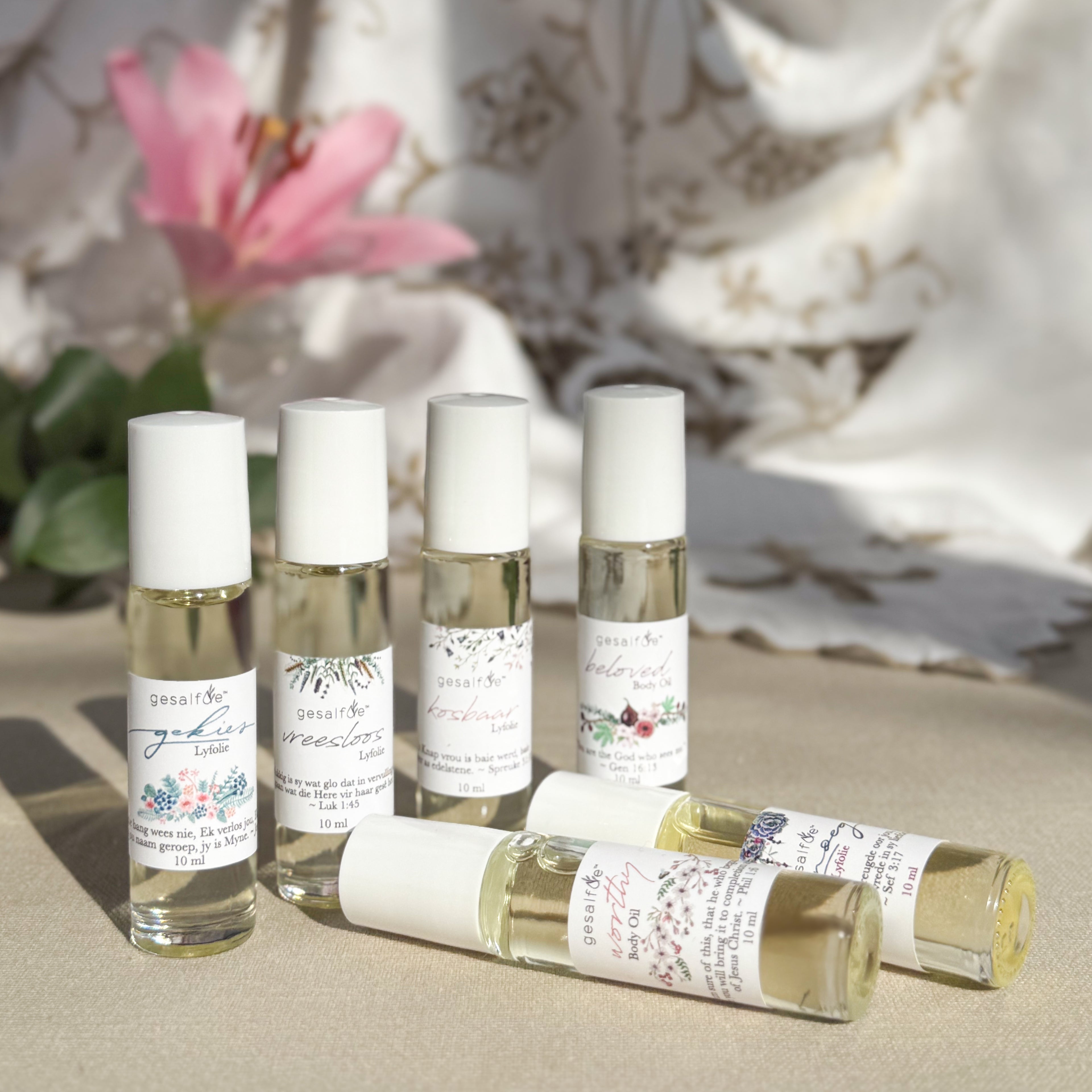 Small roll-on body oil with natural ingredients that can double up as a perfume for your handbag